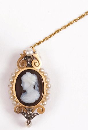 null Small Cameo Spindle "profile", gold hoop with small pearls, with a gold chain.
Late...