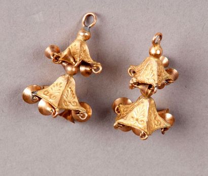 null Pair of yellow gold pendants in the shape of pagoda roofs with palmette motifs...