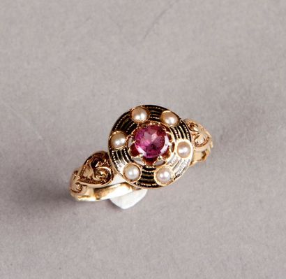 null Small RING in yellow gold decorated with a small amethyst in a circle of half...