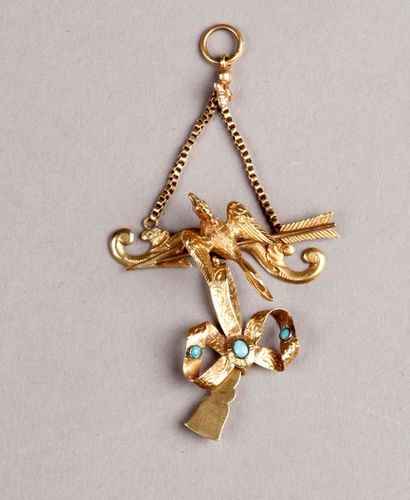 null PENDENTIF en or jaune orné d'un oiseau sur une flèche retenu par un noeud de...