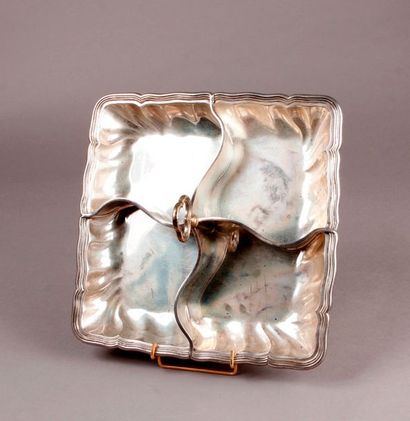 null RIVER with four wavy silver compartments, model with storytelling nets, trefoil...