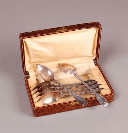 null In a case, SIX SMALL SPOONS in silver, threaded model.
Minerva punch. Weight:...