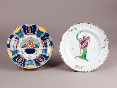 DELFT Earthenware plate with polychrome decoration of peacock feathers in a vase...