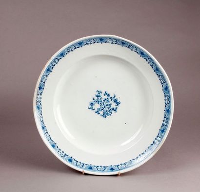 MIDI Round earthenware dish with blue monochrome decoration of flowered branches...