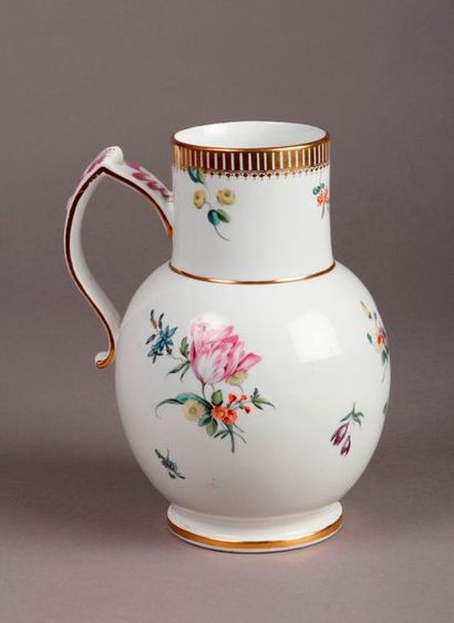 Angleterre Pichet en porcelaine à décor polychrome de bouquets de fleurs et godrons...