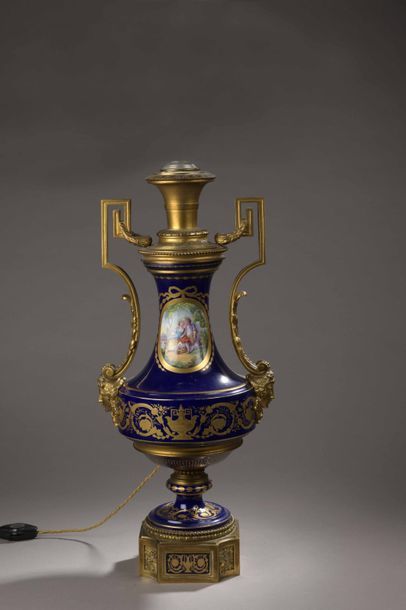 SÈVRES (GENRE DE) 
Vase de forme balustre en porcelaine et bronze doré à décor polychrome...