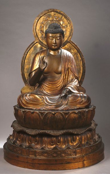 null Importante STATUE en bois laqué brun, rouge et or représentant le Bouddha Amida...