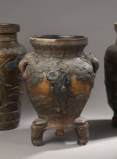 null Tripod VASE resting on lacquered terracotta lion heads with samurai decoration...