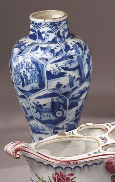 null VASE de forme balustre en porcelaine à décor en bleu sous couverte de Chinois...