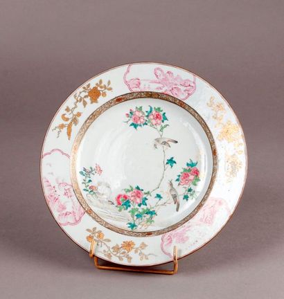 CHINE Assiette en porcelaine à décor polychrome des émaux de la
Famille rose de deux...