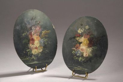 École de la fin du XIXe siècle 
Bouquets
Two oils on oval panels 20,5 x 15,5 cm