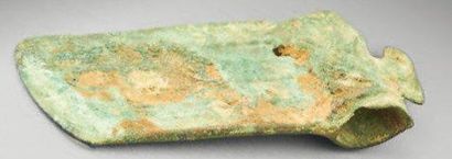 CHINE ARCHAÏQUE HACHE en bronze Chine, dynastie Shang, second millénaire av. J .-C....