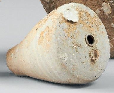 CHINE HISTORIQUE POTERIE DE NAUFRAGE de forme conique Mer de Chine, XIIème-XVème...