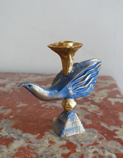 null Pierre CASANOVE (né en 1943). Bougeoir oiseau en bronze doré et patiné bleu,...