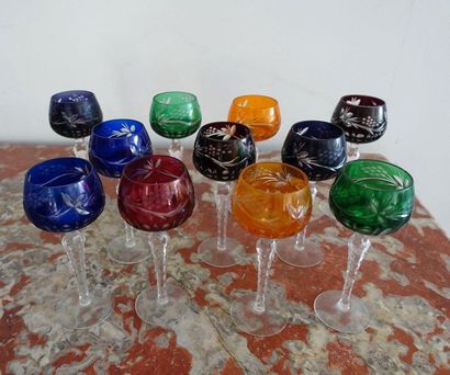 null Onze verres à pied du Rhin en verre coloré à décor de pampres de vigne (petits...