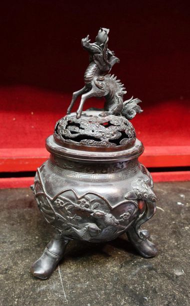 null Brûle-parfum tripode en bronze à décor de phoenix et oiseaux branchés.Chine...