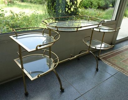 null Serving table with castors in three parts articulated in brass, glass top.

20th...