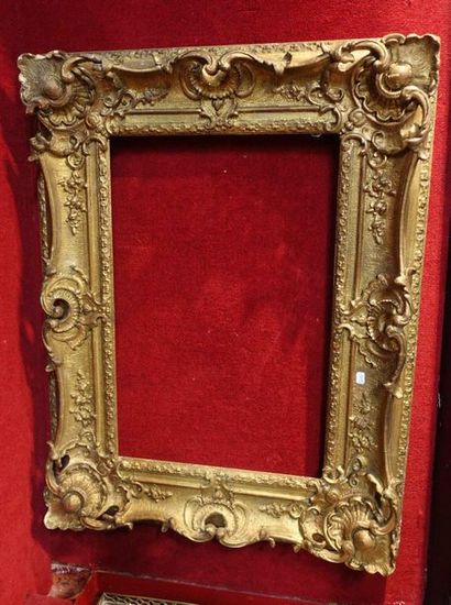 null Pair of Louis XV style gilded stucco and wood frames (accidents and missing...