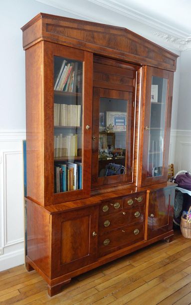 null Large two-body bookcase with mahogany veneer pediment, opening with three glass...