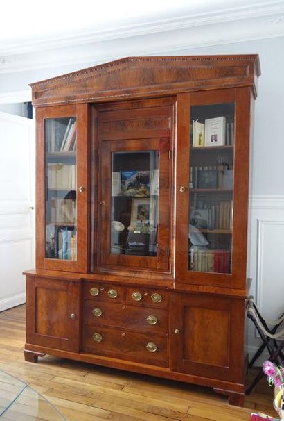 null Large two-body bookcase with mahogany veneer pediment, opening with three glass...