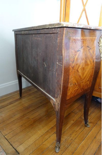 null Small curved chest of drawers in rosewood and violet wood veneer with rinceaux...