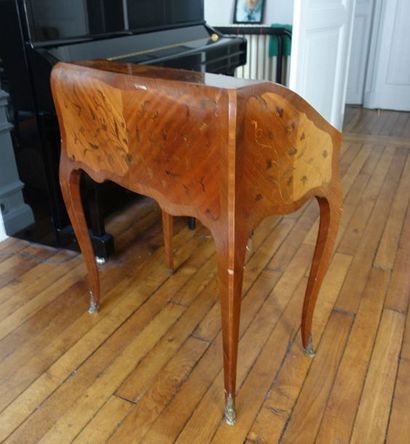 null Sloping desk in rosewood veneer and violet wood, resting on arched legs.

Louis...