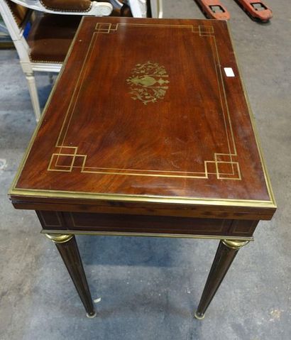 null Mahogany veneer game table with a wallet board, decorated with foliage scrolls...