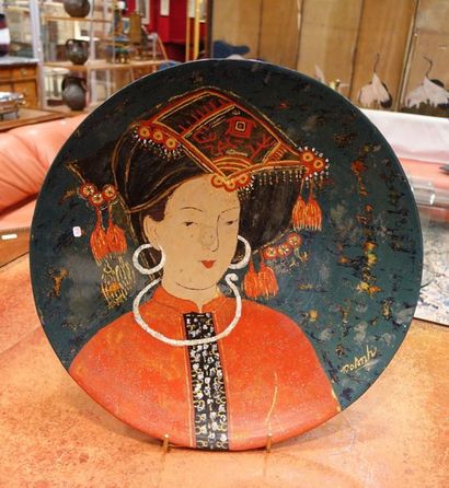 null Paper-mâché dish with a woman's bust decoration. China, 20th century.