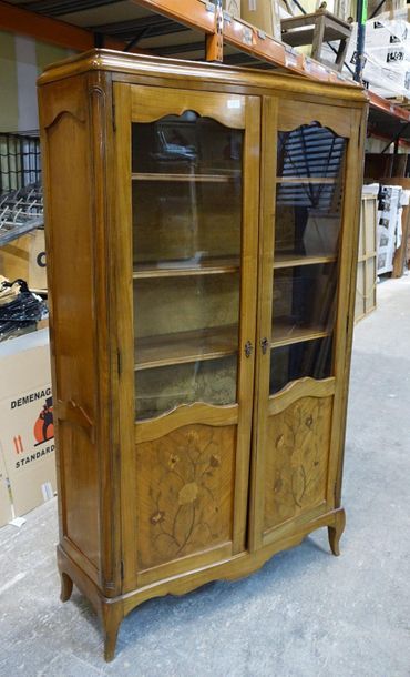 null Small display case in fruitwood veneer inlaid with flowering branches.

Louis...