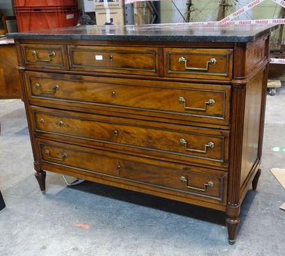 null Mahogany veneer chest of drawers, opening with four rows of drawers, fluted...