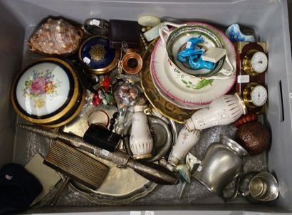 Handle of various trinkets: earthenware plates,...