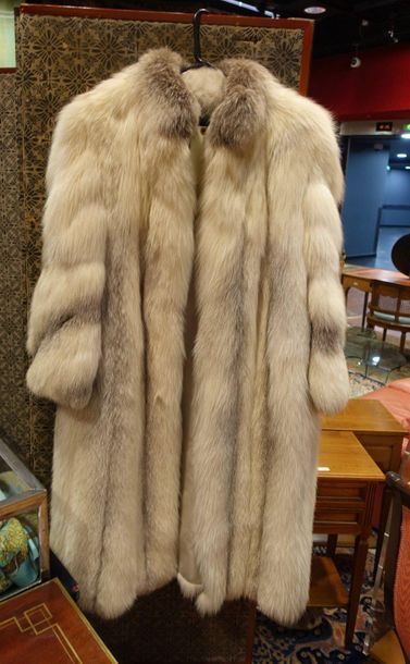 null FOURRURES GEORGE V, avenue Hoche in Paris. Long wolf coat with side pockets...