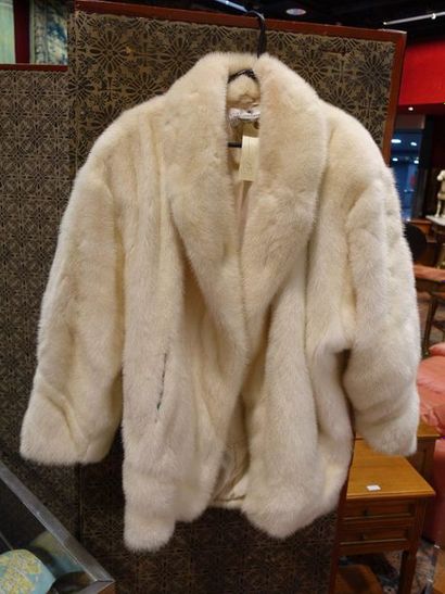null FOURRURES GEORGE V, avenue Hoche in Paris. White mink jacket with shawl collar...
