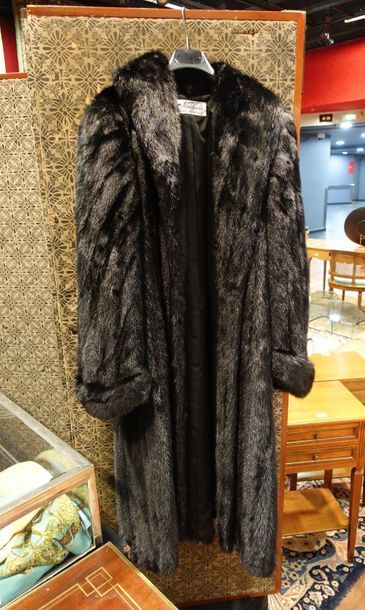 null Roger GERKO, rue Saint Roch in Paris. Long coat with shawl collar and side pockets...