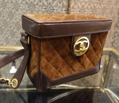 null CHANEL. Vanity case in a rigid bag in padded alcantara and brown leather.