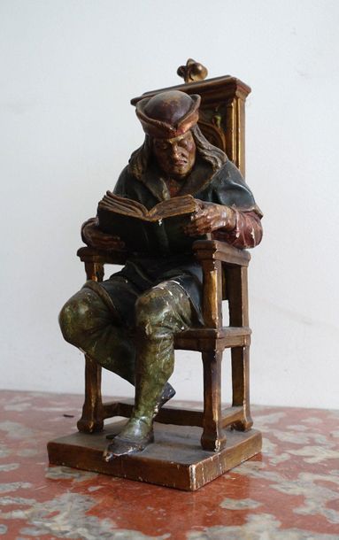 null Sujet en bois doré polychrome représentant Louis XI assis lisant. H 40 cm