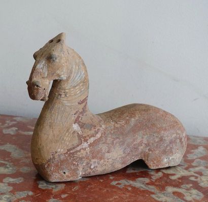 null Lying horse in terracotta with traces of polychromy. China, Han style. H. 26...