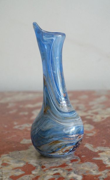 null Petit vase de forme ovoïde à col cylindrique évasé en verre soufflé à décor...