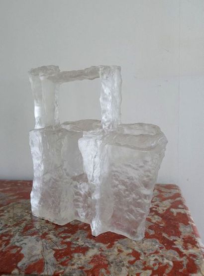 null Sculpture en forme de portique en pâte de verre blanche. H. 44 cm