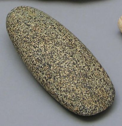 PREHISTOIRE IMPORTANTE HACHE polie provenant de Bretagne. Néolithique. L: 16cm