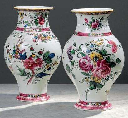 Bologne Paire de vases de forme balustre à décor polychrome de bouquets de fleurs...