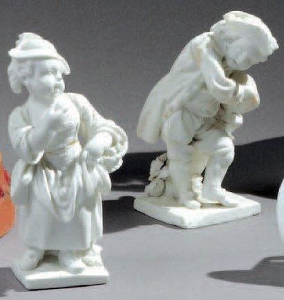 Sèvres Deux statuettes en biscuit de porcelaine tendre représentant la mangeuse de...