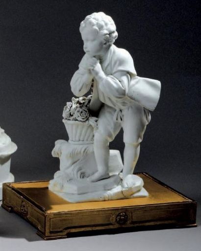 Sèvres Statuette en biscuit représentant Le jeune suppliant d'après Boucher. Marqué...