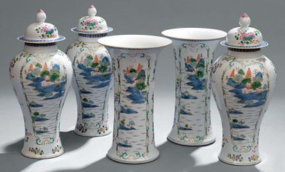 Chine Garniture formée de trois vases balustre couverts et deux vases cornet à décor...
