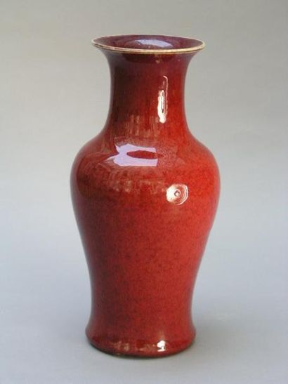 Chine Vase de forme balustre en porcelaine émaillée sang-de-boeuf. XIXe siècle. H....