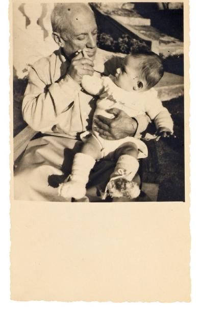 null PICASSO (Pablo) et son petit-fils Pablito (né le 5 Septembre 1949) à Golfe-Juan....
