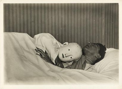 null COCTEAU (Jean). - ABOTT (Bérénice). Jean Cocteau couché avec le masque d'Antigone....
