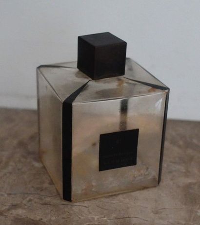 Madeleine VIONNET (1876-1975) 
Clear square bottle with black enamel on its four...