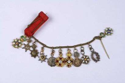 null Beautiful BARRETTE OF ELEVEN MINIATURES of decorations mounted on a gold and...
