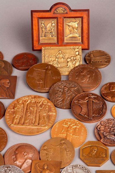 null Quarante-sept MÉDAILLES en bronze, diverses récompenses honorifiques.